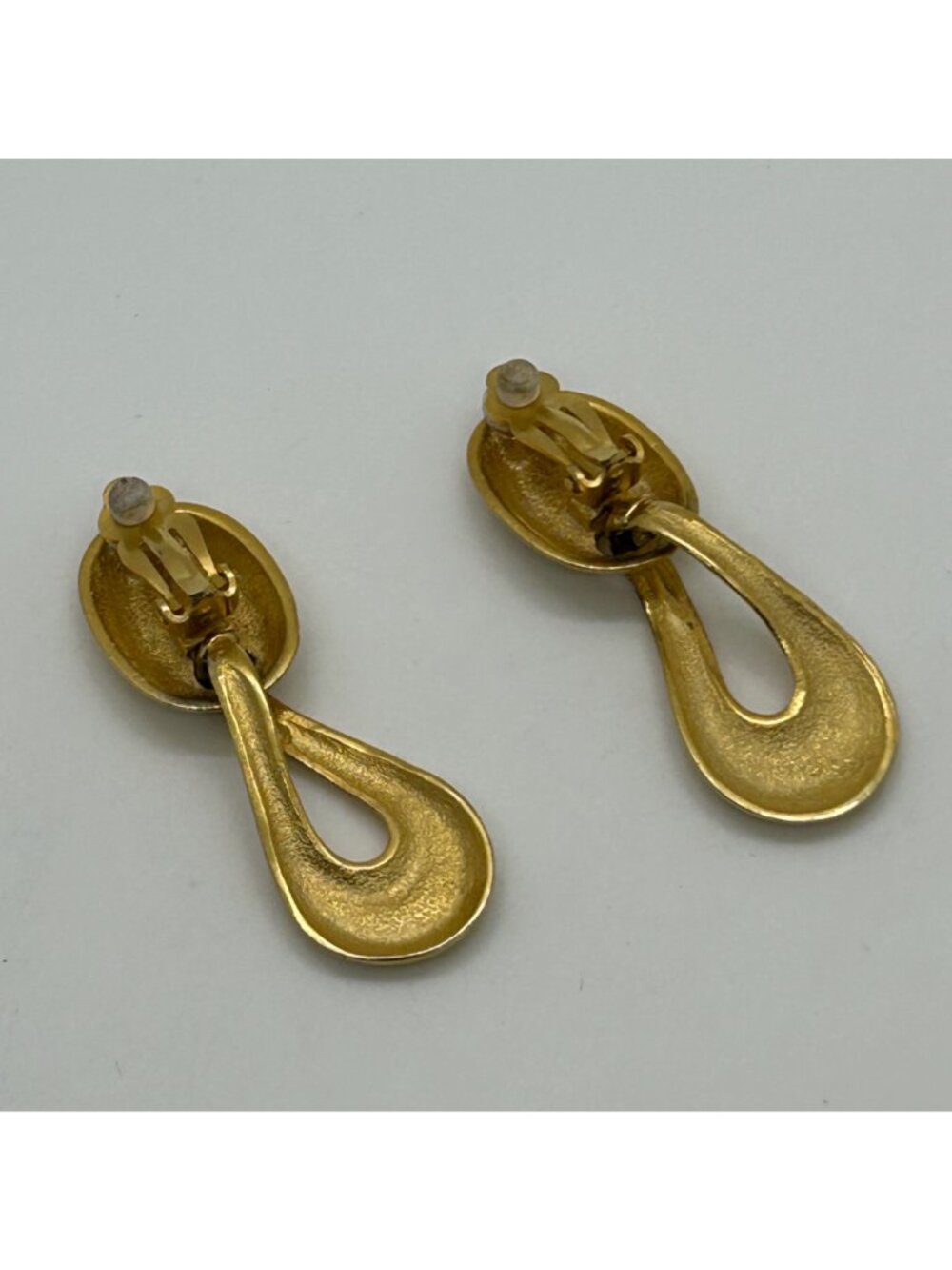 Vintage Teardrop Dangle Clip-On Earrings Gold Tone Brushed Modernist Statement - Picture 7 of 9